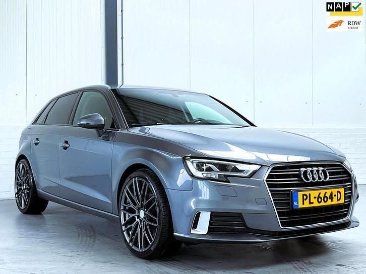 Grijs Gebruikt 2017 Audi A3 Sport Hatchback | € 13.950 (Eerlijke prijs) - Afbeelding 1/4
