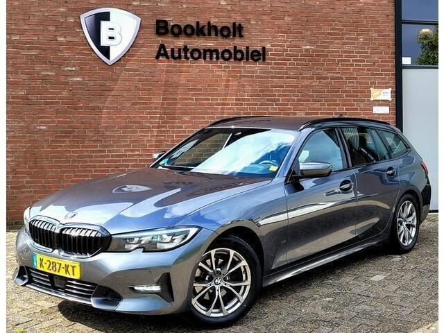 Grijs Gebruikt 2021 BMW 318 Sport Line Stationwagen | € 24.900 (Eerlijke prijs) - Afbeelding 1/4