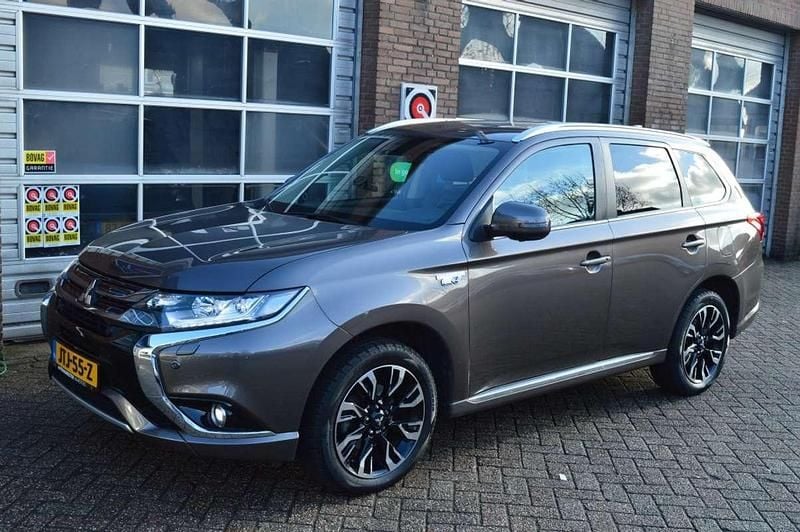 Bruin (metallic) Occasion 2018 Mitsubishi Outlander P-HEV SUV | € 19.500 (Goede deal) - Afbeelding 1/4