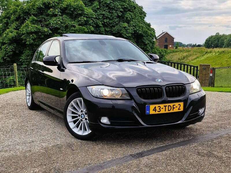 Zwart Gebruikt 2011 BMW 320 Sedan | € 6.495 (Super prijs) - Afbeelding 1/4