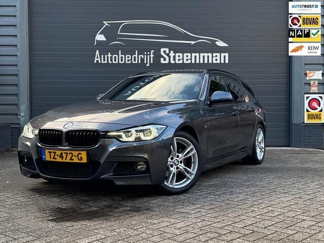 Grijs Gebruikt 2018 BMW 318 M Sport Stationwagen | € 17.950 (Eerlijke prijs) - Afbeelding 1/4