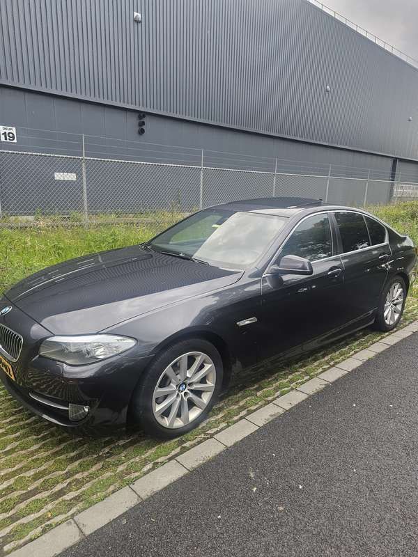 Grijs Gebruikt 2013 BMW 520 Sedan | € 11.000 - Afbeelding 1/4