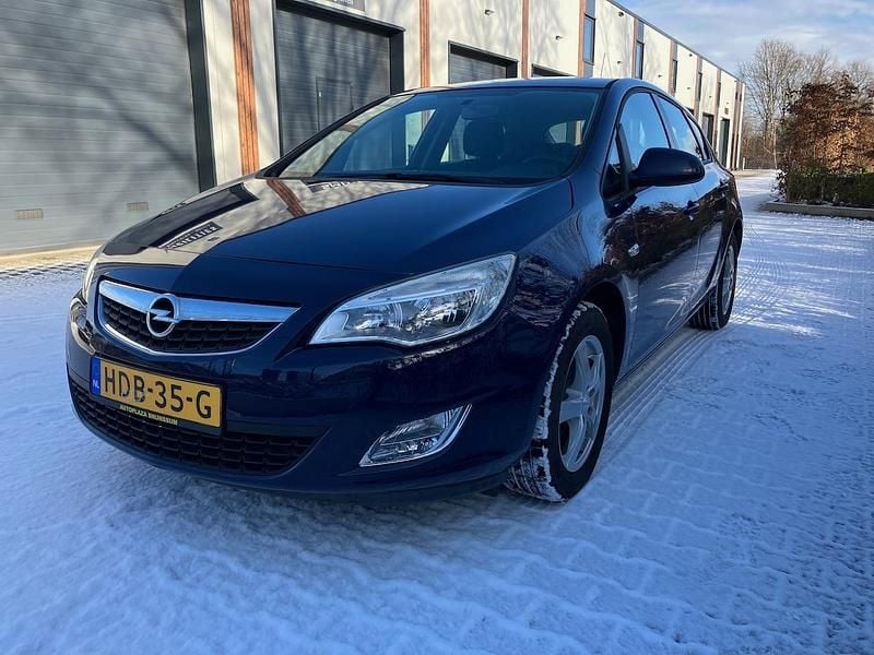 Blauw (parellak) Occasion 2010 Opel Astra Selection Hatchback | € 3.900 (Super prijs) - Afbeelding 1/4