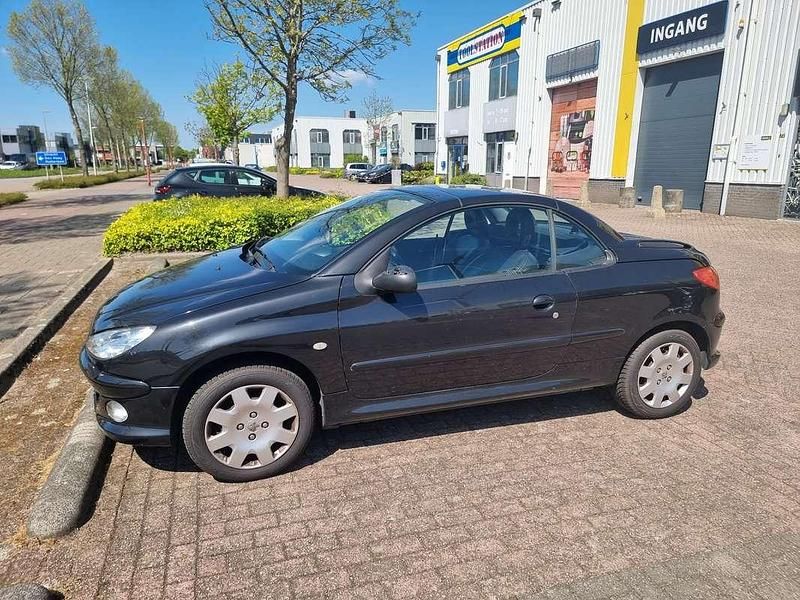 Zwart Gebruikt 2004 Peugeot 206 Cabriolet | € 2.000 (Eerlijke prijs) - Afbeelding 1/4