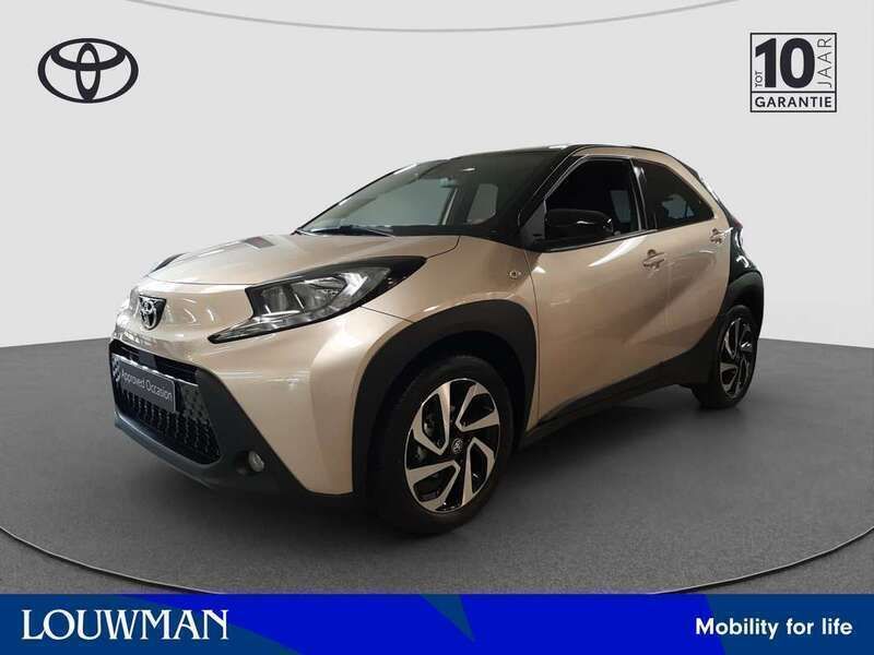 Goud, metallic lak Gebruikt 2024 Toyota Aygo Limited Hatchback | € 22.945 (Eerlijke prijs) - Afbeelding 1/3