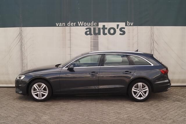 Grijs Gebruikt 2022 Audi A4 Business Stationwagen | € 22.900 (Iets duurder) - Afbeelding 1/4