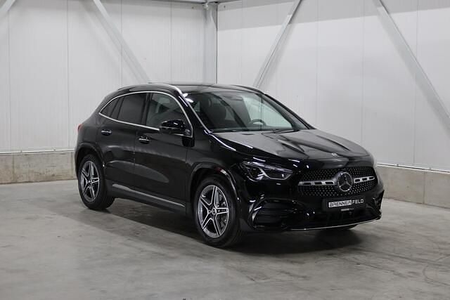 Zwart Gebruikt 2025 Mercedes GLA200 AMG line SUV | € 54.995 - Afbeelding 1/4