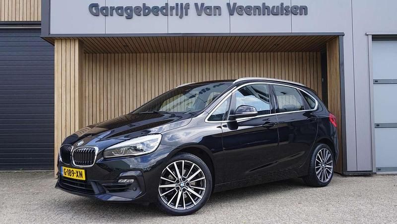 Zwart, metallic lak Gebruikt 2020 BMW 220 Active Tourer Sport Line MPV | € 27.500 (Iets duurder) - Afbeelding 1/4
