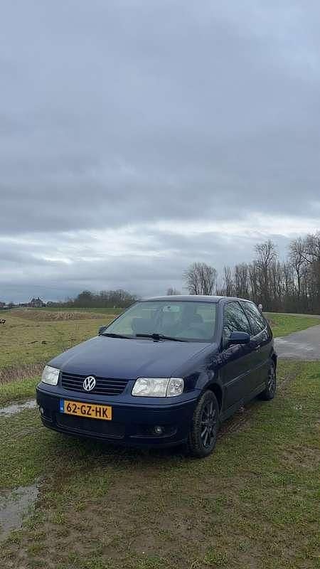 Gebruikt 2000 VW Polo Comfortline Sedan | € 1.000 (Eerlijke prijs) - Afbeelding 1/4