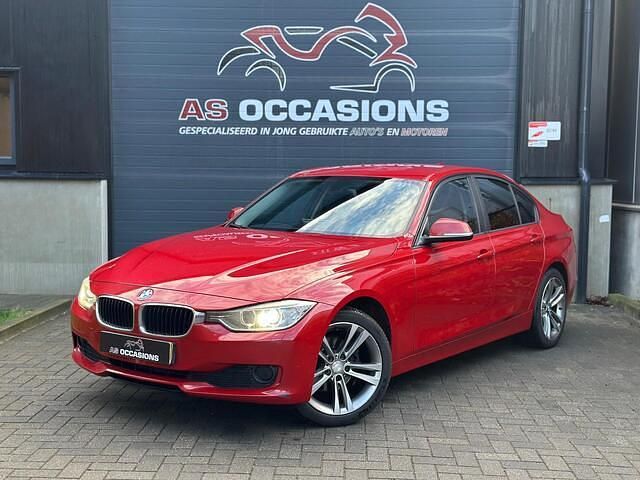 Rood Gebruikt 2012 BMW 316 Sedan | € 6.499 (Eerlijke prijs) - Afbeelding 1/4