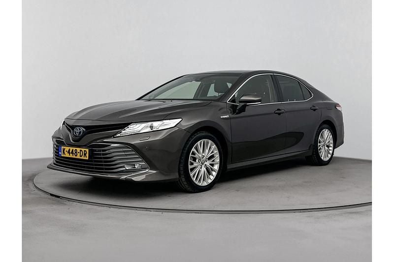 Graphite grey metallic (donker bruin metallic) Gebruikt 2020 Toyota Camry Premium Sedan | € 31.945 - Afbeelding 1/1