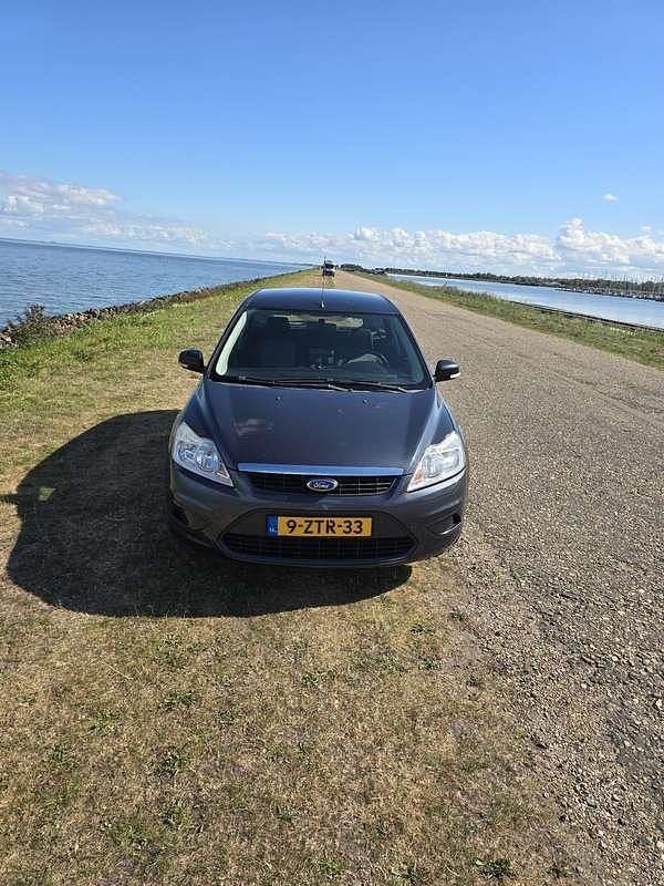 Grijs Gebruikt 2010 Ford Focus Trend Stationwagen | € 2.199 (Goede deal) - Afbeelding 1/4