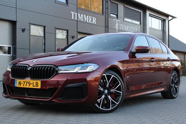 Rood, metallic lak Gebruikt 2021 BMW 540 M Sport Sedan | € 48.650 (Eerlijke prijs) - Afbeelding 1/4