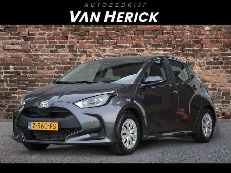Grijs Gebruikt 2024 Toyota Yaris Hybrid Comfort Hatchback | € 21.945 (Goede deal) - Afbeelding 1/4