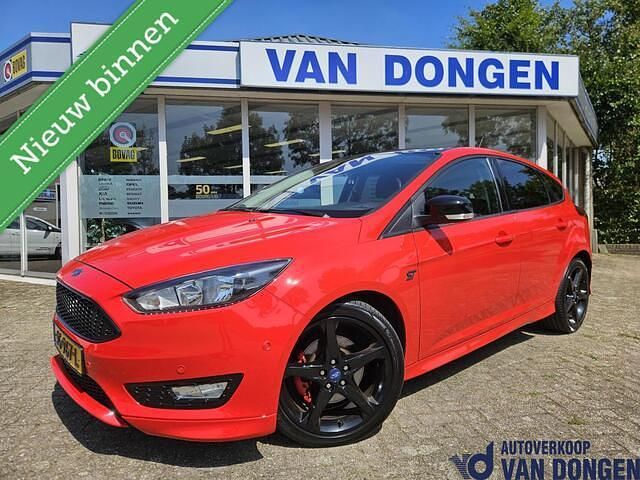 Rood Gebruikt 2016 Ford Focus ST-Line Hatchback | € 9.895 (Eerlijke prijs) - Afbeelding 1/4