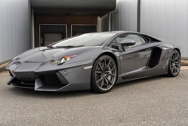 Grijs, metallic lak Gebruikt 2015 Lamborghini Aventador Coupé | € 362.950 - Afbeelding 1/4
