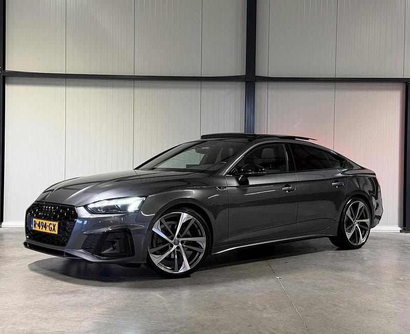 Grijs Occasion 2022 Audi A5 Sportback S-Line Hatchback | € 35.750 (Eerlijke prijs) - Afbeelding 1/4