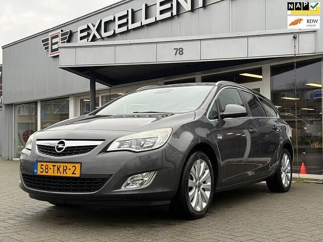 Grijs Gebruikt 2012 Opel Astra Cosmo Stationwagen | € 3.450 (Eerlijke prijs) - Afbeelding 1/4