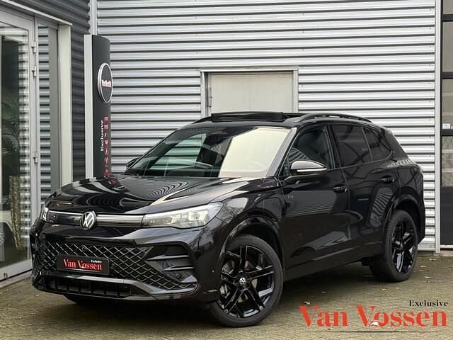Zwart Gebruikt 2024 VW Tiguan R-line SUV | € 49.950 - Afbeelding 1/4