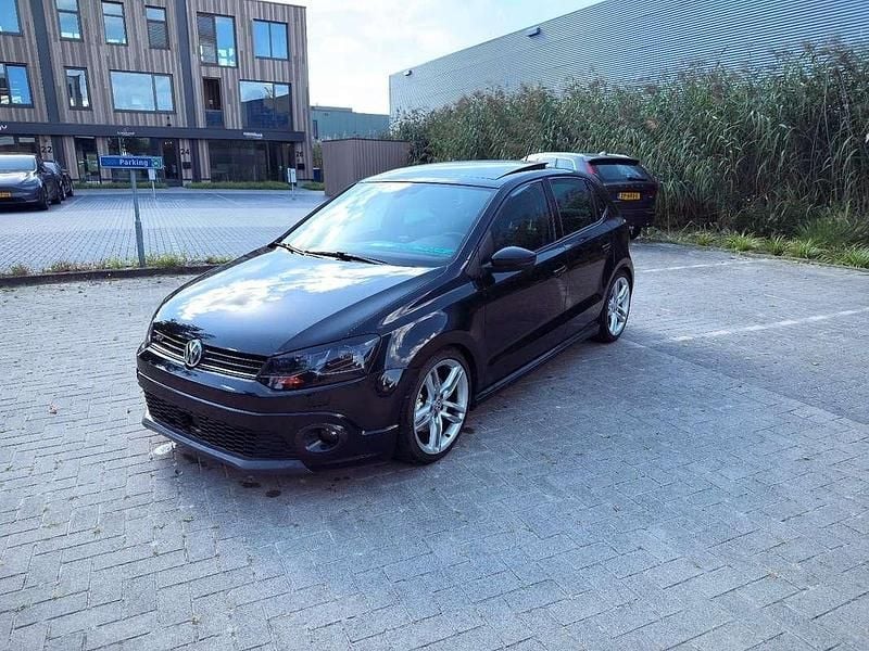 Zwart Gebruikt 2016 VW Polo Sedan | € 9.000 - Afbeelding 1/4
