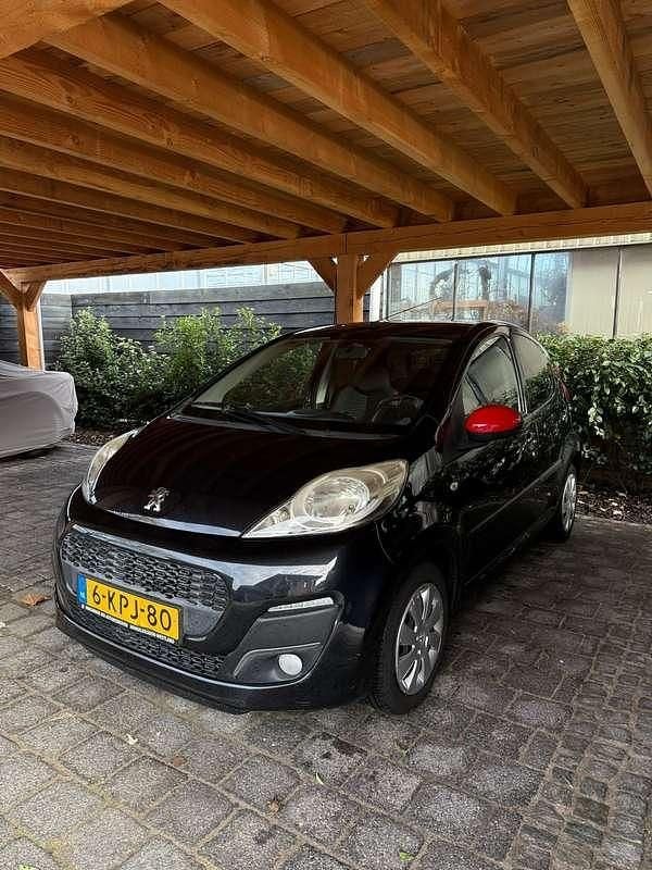 Zwart Gebruikt 2013 Peugeot 107 Active Hatchback | € 3.950 (Goede deal) - Afbeelding 1/4