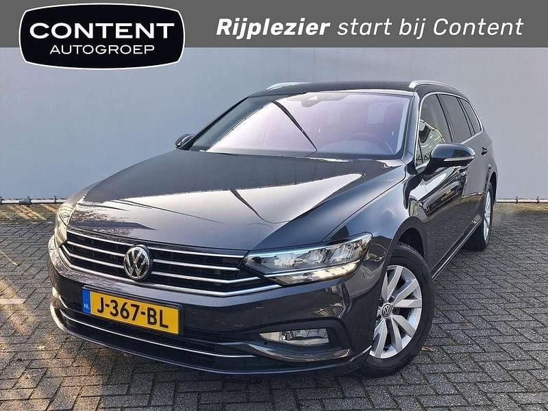 Grijs Gebruikt 2020 VW Passat Comfortline Stationwagen | € 23.940 (Goede deal) - Afbeelding 1/4