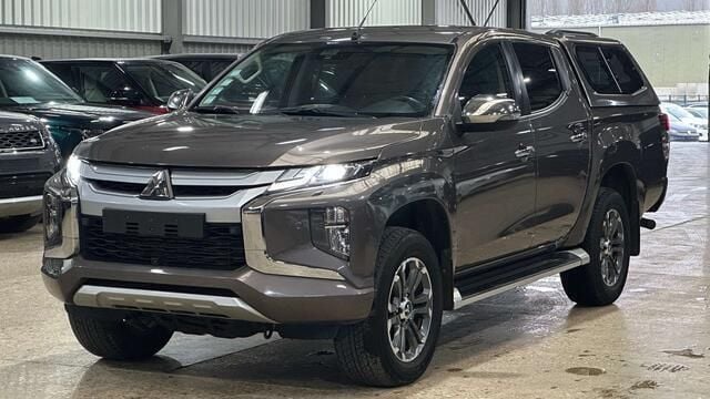 Grijs Gebruikt 2020 Mitsubishi L200 Intense Pickup | € 34.500 - Afbeelding 1/4