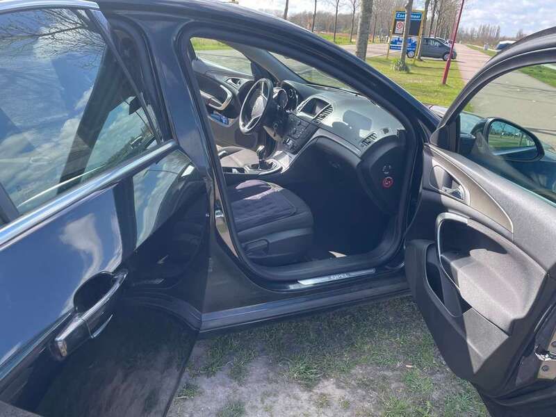 Zwart Gebruikt 2012 Opel Insignia Hatchback | € 7.000 (Iets duurder) - Afbeelding 1/4