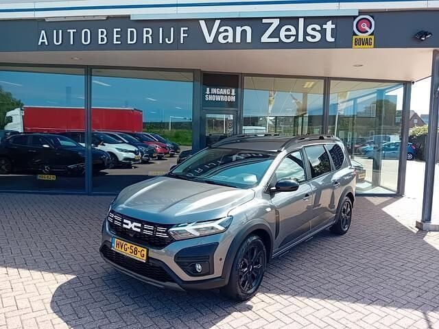 Grijs, metallic lak Gebruikt 2023 Dacia Jogger Extreme MPV | € 26.950 (Eerlijke prijs) - Afbeelding 1/4
