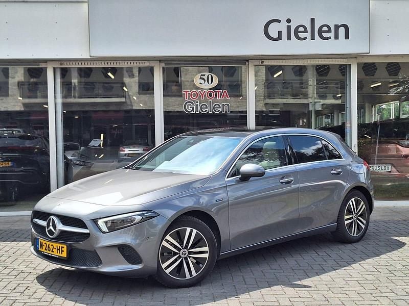 Grijs Gebruikt 2021 Mercedes A250 Business Hatchback | € 26.900 (Super prijs) - Afbeelding 1/4
