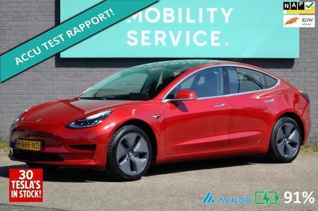 Rood, metallic lak Gebruikt 2020 Tesla Model 3 Standard Range Sedan | € 19.464 (Goede deal) - Afbeelding 1/4