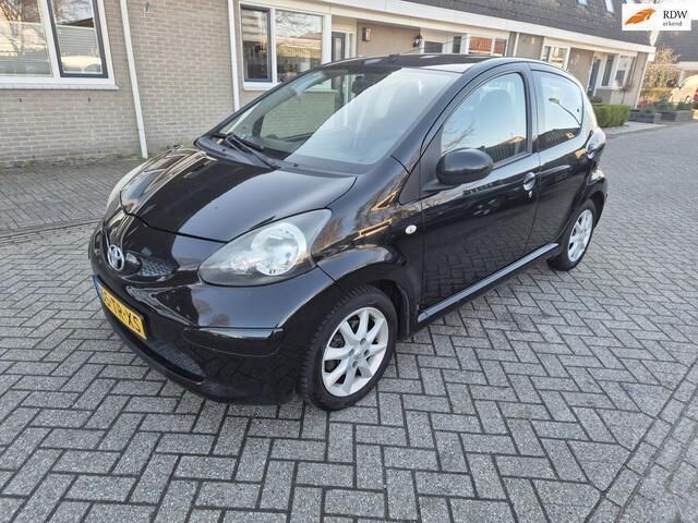 Zwart Gebruikt 2007 Toyota Aygo Hatchback | € 2.250 (Eerlijke prijs) - Afbeelding 1/4