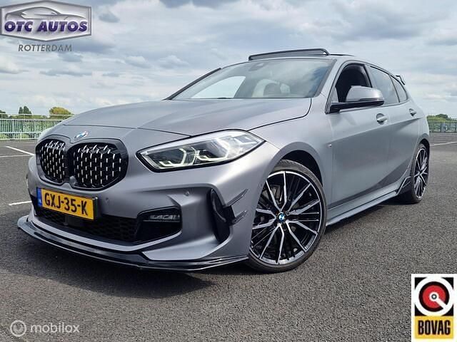 Grijs Gebruikt 2023 BMW 120 M Sport Hatchback | € 34.995 (Eerlijke prijs) - Afbeelding 1/4