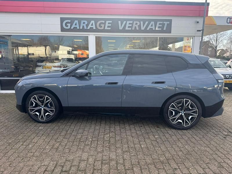Grijs Gebruikt 2021 BMW iX Executive SUV | € 39.950 (Eerlijke prijs) - Afbeelding 1/3