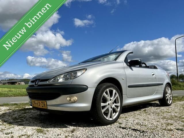 Grijs Occasion 2002 Peugeot 206 CC Cabriolet | € 1.250 (Eerlijke prijs) - Afbeelding 1/4