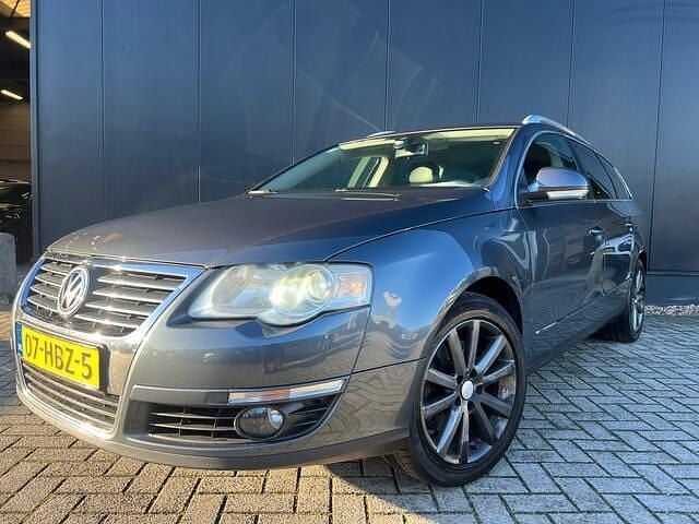Grijs (metallic) Occasion 2008 VW Passat Highline Stationwagen | € 2.795 (Goede deal) - Afbeelding 1/4