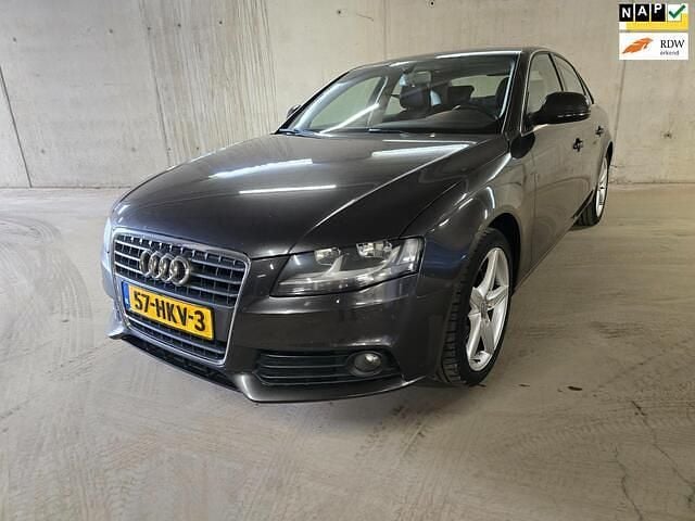 Grijs Gebruikt 2009 Audi A4 Business Sedan | € 7.250 (Goede deal) - Afbeelding 1/4