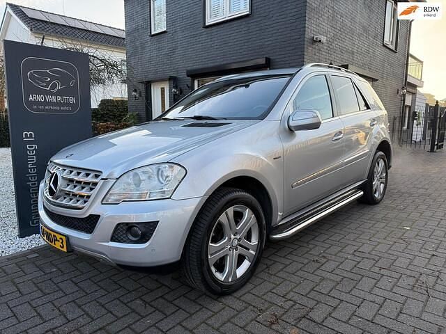 Zilver (metallic) Occasion 2010 Mercedes 300 SUV | € 13.800 (Eerlijke prijs) - Afbeelding 1/4