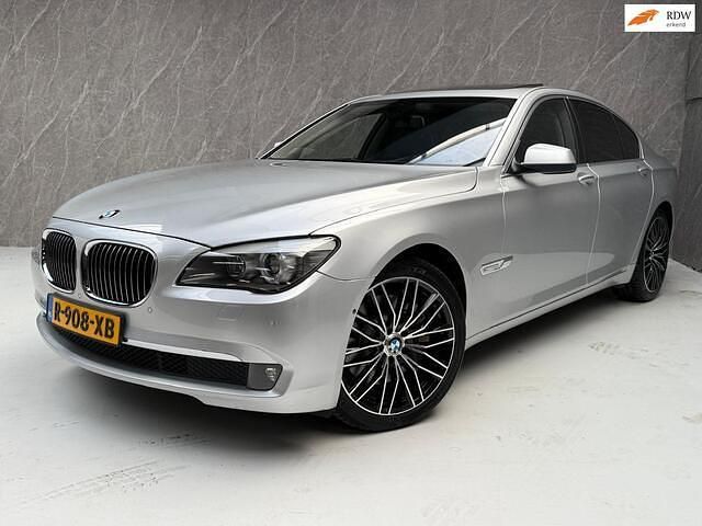 Grijs Gebruikt 2011 BMW 750 Sedan | € 14.950 - Afbeelding 1/4