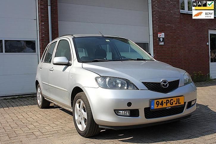 Grijs Occasion 2004 Mazda 2 Sportive MPV | € 1.450 (Eerlijke prijs) - Afbeelding 1/4