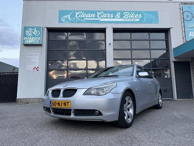 Grijs Gebruikt 2003 BMW 520 Sedan | € 3.499 (Eerlijke prijs) - Afbeelding 1/4