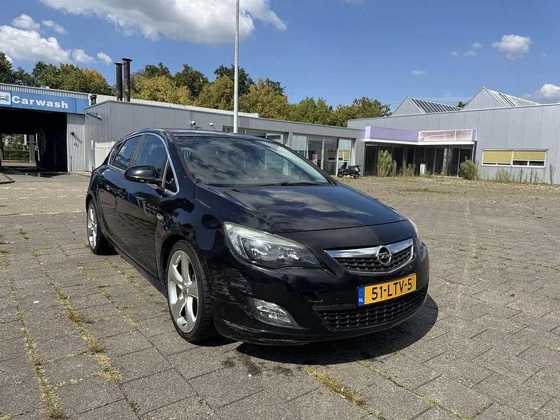Zwart Gebruikt 2010 Opel Astra Edition Sedan | € 2.500 (Goede deal) - Afbeelding 1/4