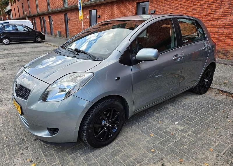 Grijs Gebruikt 2006 Toyota Yaris Verso Sol MPV | € 5.500 (Eerlijke prijs) - Afbeelding 1/4