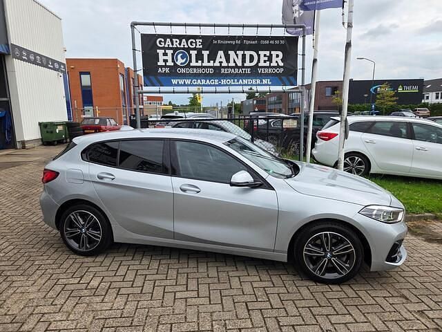 Grijs Gebruikt 2020 BMW 118 Executive Hatchback | € 22.950 (Eerlijke prijs) - Afbeelding 1/4