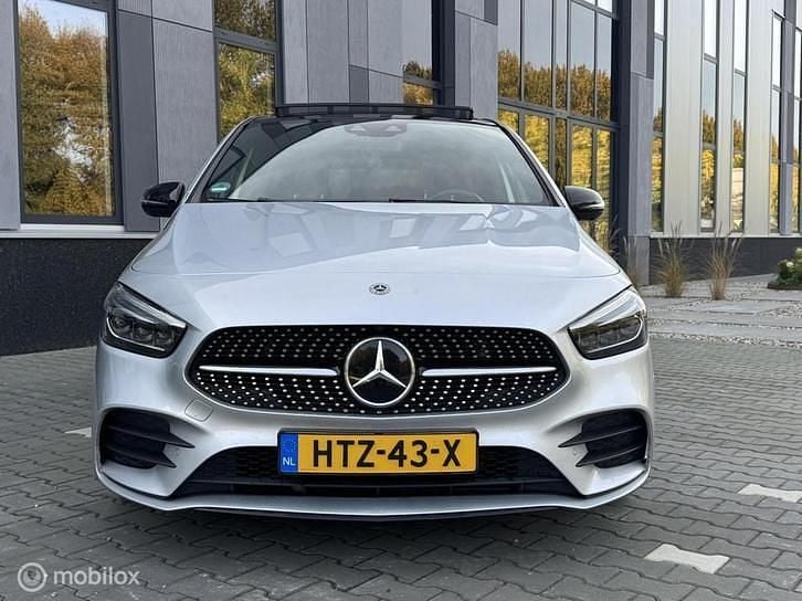Grijs Gebruikt 2019 Mercedes 220 AMG line MPV | € 29.950 - Afbeelding 1/4