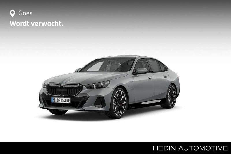 Grijs Gebruikt 2024 BMW 550e Sedan | € 118.767 - Afbeelding 1/4