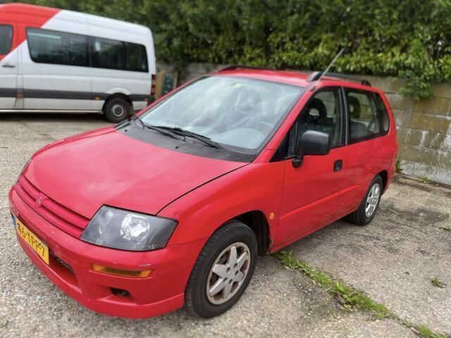Rood Gebruikt 2001 Mitsubishi Space Runner MPV | € 750 - Afbeelding 1/4