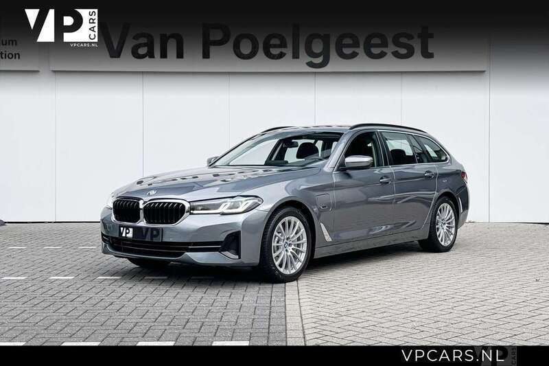 Bluestone metallic (grijs metallic) Gebruikt 2022 BMW 520 Comfort Edition Stationwagen | € 35.750 (Goede deal) - Afbeelding 1/3
