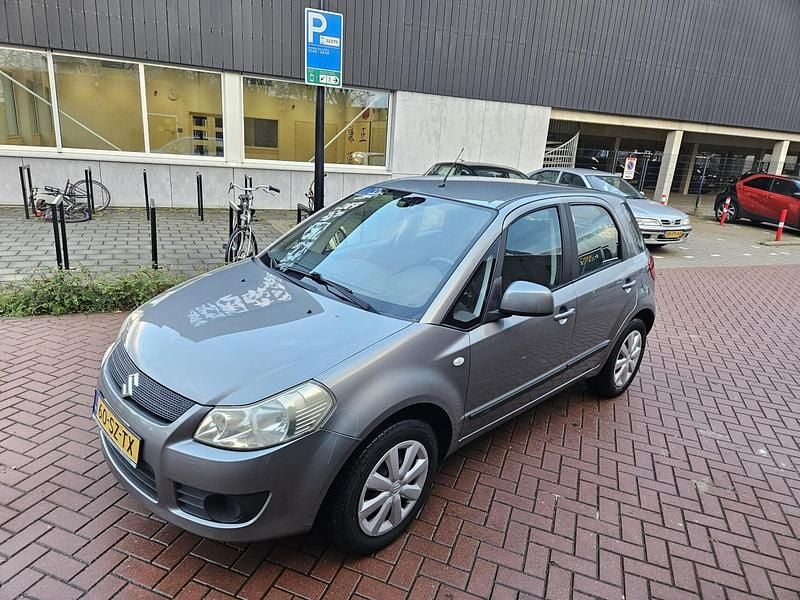 Grijs Occasion 2006 Suzuki SX4 MPV | € 2.495 (Eerlijke prijs) - Afbeelding 1/4