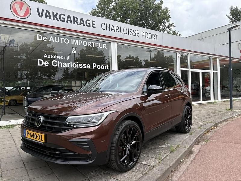 Bruin, metallic lak Gebruikt 2021 VW Tiguan Elegance SUV | € 29.850 (Goede deal) - Afbeelding 1/4